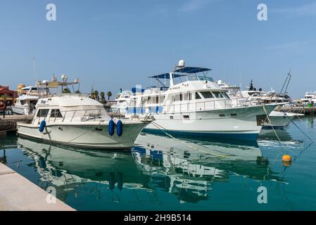 Hurghada, Ägypten - 31. Mai 2021: Yachten und Touristenboote in der Hurghada Marina in Hurghada, beliebter Badeort an der ägyptischen Küste des Roten Meeres. Stockfoto