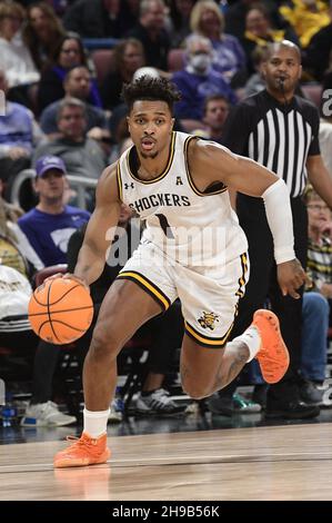 Wichita, Kansas, USA. 05th Dez 2021. Wichita State Shockers Wache Tyson Etienne (1) fährt während des NCAA Basketballspiels zwischen den Kansas State Wildcats und den Wichita State Shockers in der Intrust Bank Arena in Wichita, Kansas, zum Korb. Kendall Shaw/CSM/Alamy Live News Stockfoto