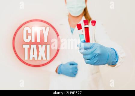 Inspiration mit Schild City Taxi. Business-Schaufenster Fahrzeugtyp zur Miete mit einem Fahrer oft für eine nicht-gemeinsame Fahrt Testing Medizin und Impfstoff Stockfoto