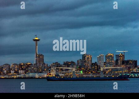 Blick auf Hochhäuser in Seattle entlang der Uferpromenade, Seattle, Staat Washington, USA Stockfoto