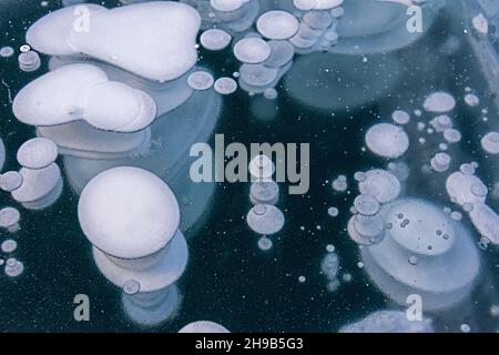 Gefrorene Blasen von Abraham Lake, Alberta, Kanada Stockfoto