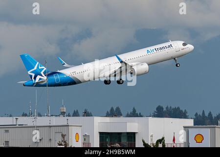 Richmond, British Columbia, Kanada. 7th Oktober 2021. Ein Air Transat Airbus A321neo Jet (C-GOIM) hebt vom internationalen Flughafen Vancouver ab. (Bild: © Bayne Stanley/ZUMA Press Wire) Stockfoto