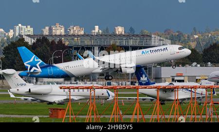 Richmond, British Columbia, Kanada. 7th Oktober 2021. Ein Air Transat Airbus A321neo Jet (C-GOIM) hebt vom internationalen Flughafen Vancouver ab. (Bild: © Bayne Stanley/ZUMA Press Wire) Stockfoto