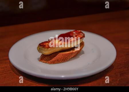 Traditionelle spanische Pintxos aus gebratener Gänseleber mit Kirschmarmelade in einem Restaurant, San Sebastian Donostia, Baskenland, Spanien Stockfoto