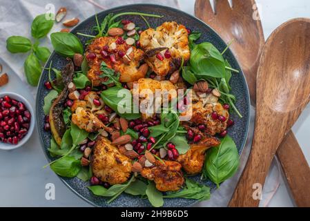Gesunde Salatschüssel mit geröstetem Blumenkohl und Granatapfelkernen Stockfoto