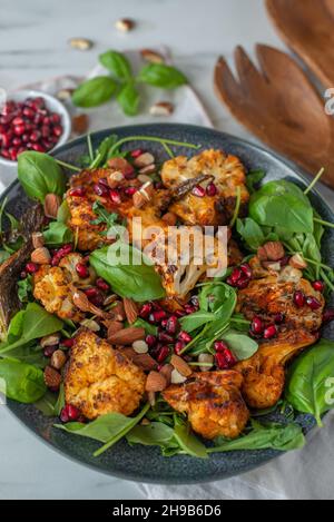 Gesunde Salatschüssel mit geröstetem Blumenkohl und Granatapfelkernen Stockfoto