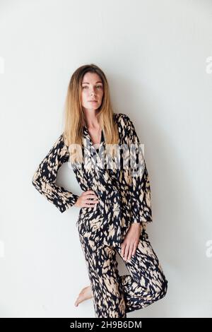 Schöne blonde Frau im Schlafanzug vor dem Schlafengehen Stockfoto