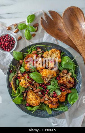 Gesunde Salatschüssel mit geröstetem Blumenkohl und Granatapfelkernen Stockfoto