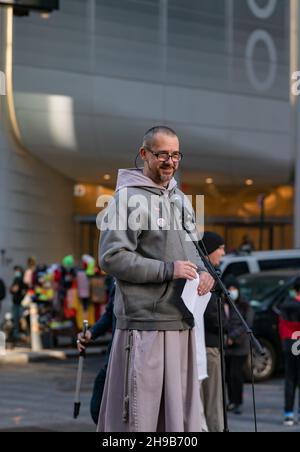 5. Dezember 2021, New York City, New York, USA: Eine Gruppe von Demonstranten versammelte sich auf dem Times Square in Manhattan, um gegen die Covid-19-Impfmandate in New York City zu protestieren. (Bild: © Steve Sanchez/Pacific Press via ZUMA Press Wire) Stockfoto