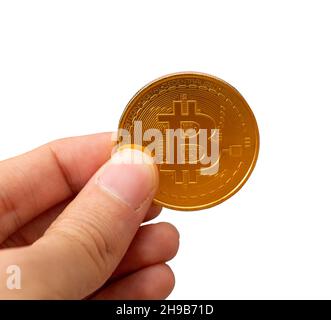 Die Hand des Mannes hält eine goldene Bitcoin isoliert auf weißem Hintergrund Stockfoto