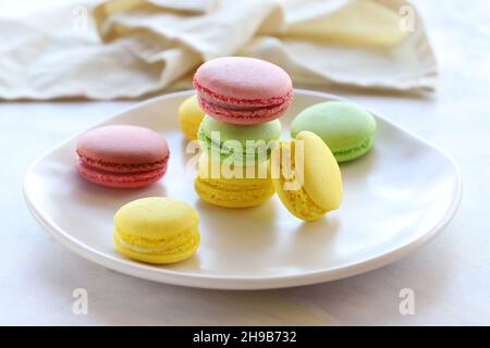 Bunte Makronen-Kuchen. Rote, grüne, gelbe Makronen. Nahaufnahme von Makronen Stockfoto