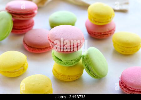 Bunte Makronen-Kuchen. Rote, grüne, gelbe Makronen. Nahaufnahme von Makronen Stockfoto
