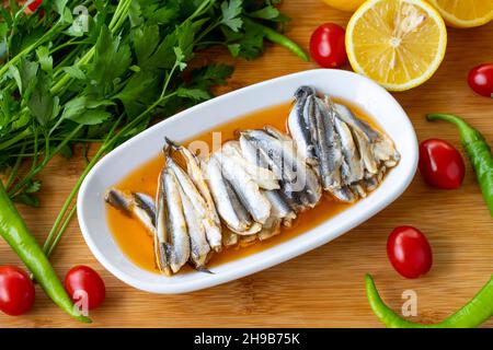 Marinierte Sardellen auf Holzgrund. Fischgerichte. Lokaler Name Soslu hamsi Stockfoto