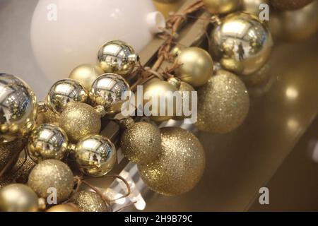 Weihnachtsdekoration aus undurchsichtigem Silber und goldenen weihnachtskugeln. Neujahr Girlande. Stockfoto