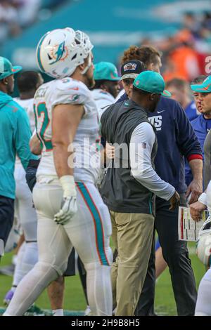 Sonntag, 5. Dezember 2021; Miami Gardens, FL USA; Miami Dolphins Cheftrainer Brian Flores umarmt New York Giants Cheftrainer Joe Judge nach einem NFL-Spiel im Hard Rock Stadium. Die Delfine besiegten die Giants mit 20:9. (Kim Hukari/Bild des Sports) Stockfoto