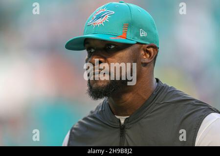Sonntag, 5. Dezember 2021; Miami Gardens, FL USA; Miami Dolphins-Cheftrainer Brian Flores geht nach einem Spiel der NFL im Hard Rock Stadium in die Umkleidekabine. Die Delfine besiegten die Giants mit 20:9. (Kim Hukari/Bild des Sports) Stockfoto