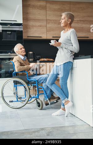 Positiv entzückt blonde Frau, die tief in Gedanken ist Stockfoto