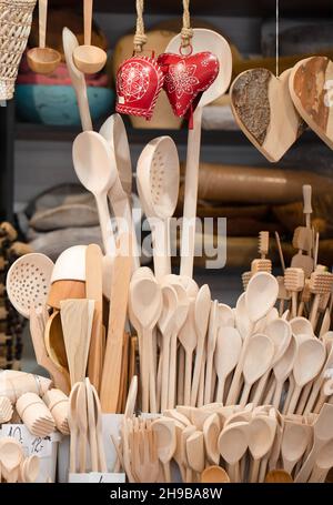 Holzlöffel und Küchenutensilien. Posen, Polen - Weihnachtsmarkt auf dem Plac Wolności (Platz der Freiheit) Stockfoto