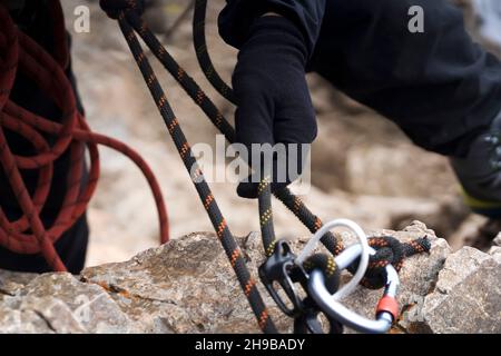 Der Kletterer rappelt vom Berggipfel ab. Stockfoto