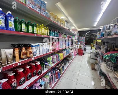 Verschiedene Reinigung und Reinigungsmittel Marke im Supermarkt. Lebensmittelgeschäft Regale. Stockfoto