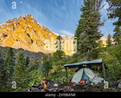 Ferienlager in den sibirischen Bergen. Wandern. Eastern Sayan. Burjatien. Russland Stockfoto