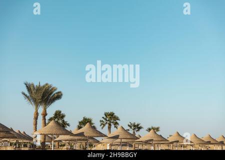 Strohschirm oder Strohhütte mit wunderschönem Blick auf den tropischen Strand Stockfoto