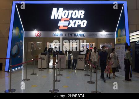 Parkked, Thailand. 04th Dez 2021. Eingangstür zur Veranstaltung der Motor expo 2021The „The 38th Motor Expo - Motor Expo 2021“ unter dem Motto „Happy Motor Vehicles“ (ZEIT zum GENIESSEN!), Ein Treffpunkt und Meinungsaustausch über diejenigen, die Autos lieben Diese Veranstaltung sammelt neue Autos des Jahres. Mit vollen Aktionen für das Ende des Jahres 2021, beginnend am 1-12. Dezember 2021 im IMPACT Challenger 1-3 Building, Muang Thong Thani. (Foto von Atiwat Silpamethanont/Pacific Press) Quelle: Pacific Press Media Production Corp./Alamy Live News Stockfoto