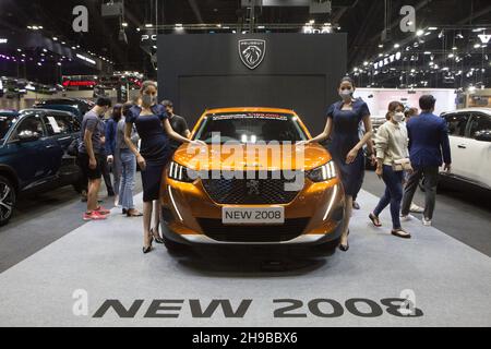 Parkked, Thailand. 04th Dez 2021. Am Peugeot Car Booth stehen zwei Mädchen mit ihrem neuen 2008.die Veranstaltung "The 38th Motor Expo - Motor Expo 2021" unter dem Motto "Happy Motor Vehicles" (ZEIT zum GENIESSEN!), Ein Treffpunkt und Meinungsaustausch über diejenigen, die Autos lieben Diese Veranstaltung sammelt neue Autos des Jahres. Mit vollen Aktionen für das Ende des Jahres 2021, beginnend am 1-12. Dezember 2021 im IMPACT Challenger 1-3 Building, Muang Thong Thani. (Foto von Atiwat Silpamethanont/Pacific Press) Quelle: Pacific Press Media Production Corp./Alamy Live News Stockfoto