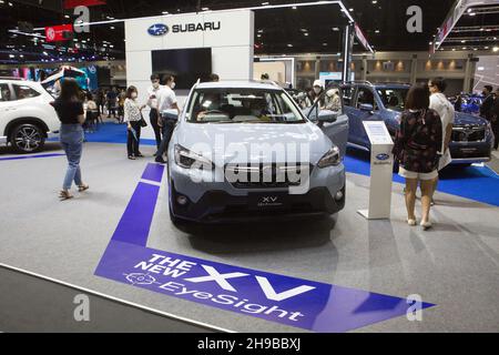 Parkked, Thailand. 04th Dez 2021. Besucher der Motor Expo mit Blick auf Autos von SubaruDie Veranstaltung 'The 38th Motor Expo - Motor Expo 2021' unter dem Motto 'Happy Motor Vehicles' (ZEIT zum GENIESSEN!), Ein Treffpunkt und Meinungsaustausch über diejenigen, die Autos lieben Diese Veranstaltung sammelt neue Autos des Jahres. Mit vollen Aktionen für das Ende des Jahres 2021, beginnend am 1-12. Dezember 2021 im IMPACT Challenger 1-3 Building, Muang Thong Thani. (Foto von Atiwat Silpamethanont/Pacific Press) Quelle: Pacific Press Media Production Corp./Alamy Live News Stockfoto