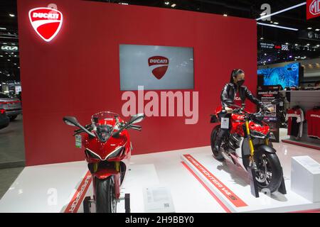 Der Ducati Motorradstand stapelt die Motorräder für eine Gruppe von Fotografen, um Fotos zu machen.die Veranstaltung 'The 38th Motor Expo - Motor Expo 2021' unter dem Konzept von 'Happy Motor Vehicles' (ZEIT zum GENIESSEN!), Ein Treffpunkt und Meinungsaustausch über diejenigen, die Autos lieben Diese Veranstaltung sammelt neue Autos des Jahres. Mit vollen Aktionen für das Ende des Jahres 2021, beginnend am 1-12. Dezember 2021 im IMPACT Challenger 1-3 Building, Muang Thong Thani. (Foto von Atiwat Silpamethanont/Pacific Press) Stockfoto