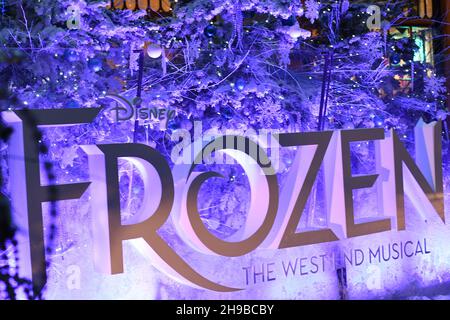 Disney's Frozen großes Schild, das das West End-Musical mit einer winterlichen Szene dahinter anwirbt Stockfoto