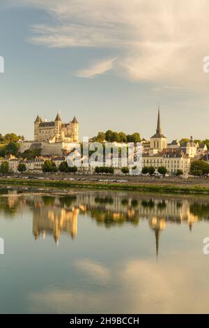 Chateau de Saumur spiegelte sich im stillen Loire-Fluss, spätnachmittäglicher Lichteinfall. Stockfoto