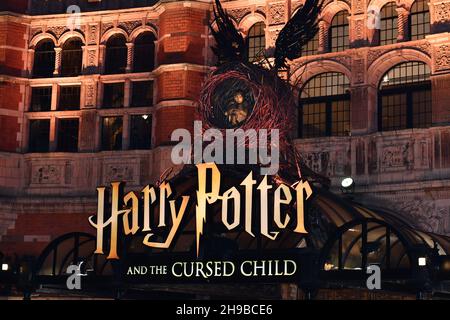 Die Vorderseite des Palace Theatre auf der Shaftesbury Avenue zeigt den Harry Potter und das verfluchte Kind Eingang Stockfoto