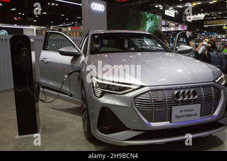 Parkked, Nonthaburi, Thailand. 4th Dez 2021. Der Audi-Stand präsentierte sein neuestes Elektrofahrzeug, den e-tron.die Veranstaltung 'The 38th Motor Expo - Motor Expo 2021'' unter dem Begriff 'Happy Motor Vehicles' (ZEIT zum GENIESSEN!), Ein Treffpunkt und Meinungsaustausch über diejenigen, die Autos lieben Diese Veranstaltung sammelt neue Autos des Jahres. Mit vollen Aktionen für das Ende des Jahres 2021, beginnend am 1-12. Dezember 2021 im IMPACT Challenger 1-3 Building, Muang Thong Thani. (Bild: © Atiwat Silpamethanont/Pacific Press via ZUMA Press Wire) Stockfoto