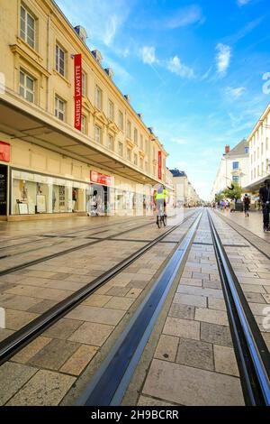 Straßenbahnlinien in einer Einkaufsstraße in Saumur, Loire-Tal, Frankreich. Stockfoto