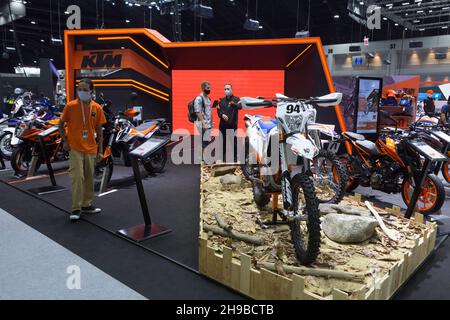 Parkked, Nonthaburi, Thailand. 4th Dez 2021. Der KTM-Motorradstand stellte verschiedene Arten von Motorrädern auf der Messe aus.die Veranstaltung ''The 38th Motor Expo - Motor Expo 2021'' unter dem Konzept ''Happy Motor Vehicles'' (ZEIT zum GENIESSEN!), Ein Treffpunkt und Meinungsaustausch über diejenigen, die Autos lieben Diese Veranstaltung sammelt neue Autos des Jahres. Mit vollen Aktionen für das Ende des Jahres 2021, beginnend am 1-12. Dezember 2021 im IMPACT Challenger 1-3 Building, Muang Thong Thani. (Bild: © Atiwat Silpamethanont/Pacific Press via ZUMA Press Wire) Stockfoto