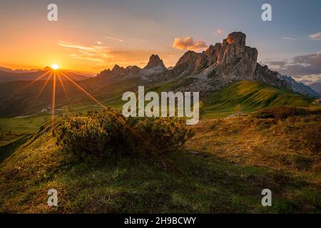 Sonnenuntergang im Sommer am Passo di Giau mit Blumen im Vordergrund, Dolomiten, Italien Stockfoto