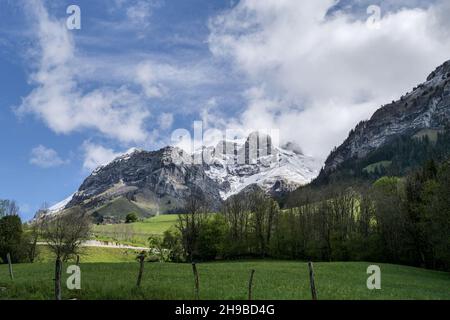 Blick auf den Gipfel von La Tournette in der Nähe des Sees von Annecy Stockfoto