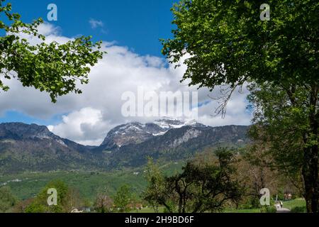 Blick auf den Gipfel von La Tournette in der Nähe des Sees von Annecy Stockfoto