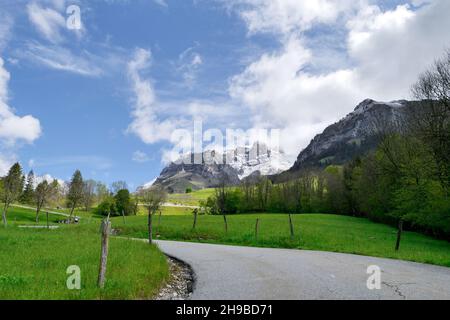 Blick auf den Gipfel von La Tournette in der Nähe des Sees von Annecy Stockfoto