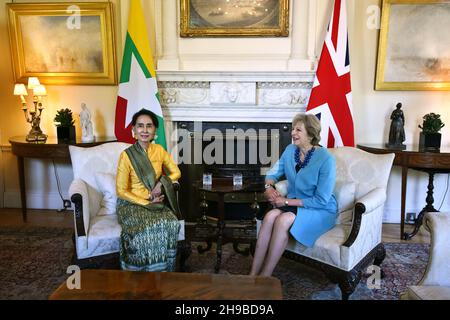 Datei-Foto vom 13/9/20116 von Premierministerin Theresa May, die zu Beginn ihres Treffens mit der Botschaftsrätin von Myanmar, Aung San Suu Kyi, in der Downing Street 10 im Zentrum von London sprach. Ein Gericht in Myanmar hat Aung San Suu Kyi, die gestürzten Führerin des Landes, zu vier Jahren Gefängnis verurteilt, nachdem sie sich der Anstiftung und der Verletzung von Beschränkungen des Coronavirus schuldig gemacht hatte, teilte ein Beamter mit. Ausgabedatum: Montag, 6. Dezember 2021. Stockfoto