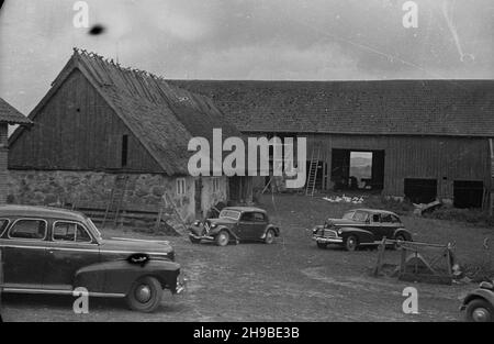 Polska, 1947-09. Komisja Ministerstwa pracy i Opieki Spo³ecznej odwiedza gospodarstwa powodzian przesiedlonych z powiatu sochaczewskiego. NZ. Samochody komisji na terenie gospodarstwa. po/ms PAP Dok³adny dzieñ wydarzenia nieustalony. Polen, 1947. September. Eine kommission des Arbeits- und Sozialministeriums besucht die aus dem Gebiet Sochaczew evakuierten Flutopfer. Im Bild: Fahrzeuge der kommissionsmitglieder auf einem Bauernhof. po/ms PAP Stockfoto