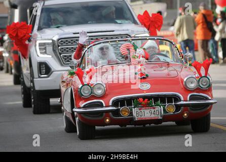 Richmond, Kanada. 5th Dez 2021. Während der Christmas Car Cruise am 5. Dezember 2021 in Richmond, British Columbia, Kanada, laufen Oldtimer durch eine Straße. Die jährliche Veranstaltung zog Dutzende von Oldtimern an, um durch die Straßen zu ziehen und die Freude der Weihnachtszeit zu verbreiten. Quelle: Liang Sen/Xinhua/Alamy Live News Stockfoto