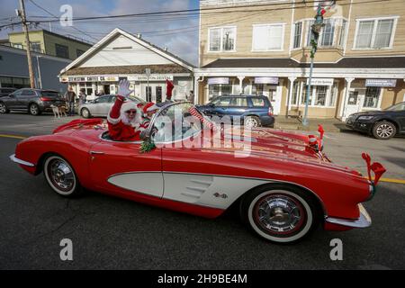 Richmond, Kanada. 5th Dez 2021. Ein Oldtimer wird während der Christmas Car Cruise am 5. Dezember 2021 in Richmond, British Columbia, Kanada, durch eine Straße gefahren. Die jährliche Veranstaltung zog Dutzende von Oldtimern an, um durch die Straßen zu ziehen und die Freude der Weihnachtszeit zu verbreiten. Quelle: Liang Sen/Xinhua/Alamy Live News Stockfoto