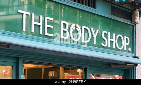 VALENCIA, SPANIEN - 01. DEZEMBER 2021: The Body Shop ist ein britisches Kosmetik-, Hautpflege- und Parfümunternehmen Stockfoto