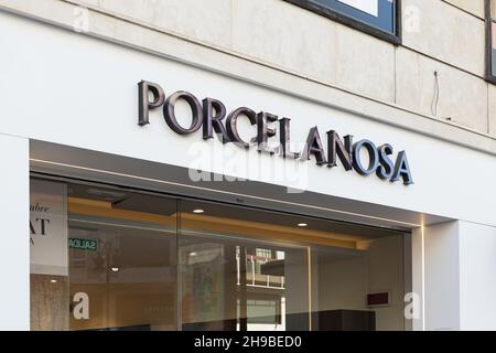 VALENCIA, SPANIEN - 01. DEZEMBER 2021: Porcelanosa ist ein spanischer Hersteller, Distributor und Einzelhändler von Keramikfliesen Stockfoto
