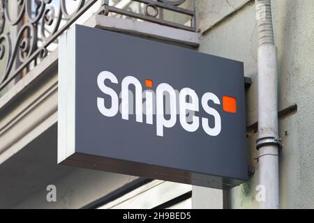 VALENCIA, SPANIEN - 01. DEZEMBER 2021: Snipes ist einer der größten Sneaker- und Streetwear-Händler in Europa Stockfoto