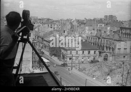 Warszawa, 1947-09. Betreiber Polskiej Kroniki Filmowej W³adys³aw Forbert filmuje panoramê miasta z balkonu Banku Gospodarstwa Krajowego na rogu Al. Jerozolimskich i ul. Nowy Œwiat. Widoczny Róg ulic: Nowy Œwiat i Smolna oraz po prawej ruiny pa³acu Branickich. po/mgs PAP Dok³adny dzieñ wydarzenia nieustalony. Warschau, September 1947. Wladys³aw Forbert, Kameramann der polnischen Nachrichtenreel, filmt das Stadtpanorama vom Balkon der Domestic Holding Bank an der Ecke der Jerozolimskie Alley und Nowy Swiat Straße. Blick auf die Ecke der Nowy Swiat Straße und Smolna Straße. Von rechts Ruinen o Stockfoto