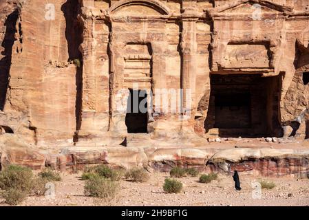 PETRA, JORDANIEN - 8. AUGUST 2021: Frau passiert am 8. August 2021 vor dem Palastgrab in Petra Jordan Stockfoto