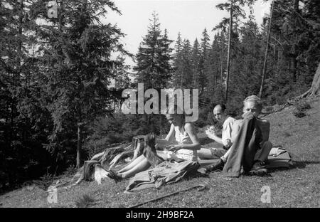 Zakopane, 1947-09. Tatry Zachodnie, szczyt Guba³ówka. NZ. turyœci odpoczywaj¹cy na zboczu. po/mgs PAP Dok³adny dzieñ wydarzenia nieustalony. Zakopane, September 1947. Westliche Tatra, Gubalowka Berg. Im Bild: Touristen, die am Berghang ruhen. po/mgs PAP Stockfoto